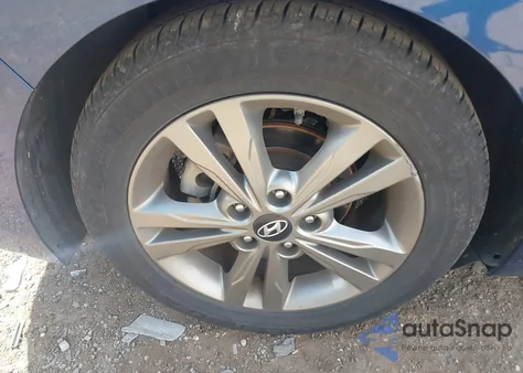 2018 Hyundai Elantra Sel z USA, uszkodzony, nr VIN 5NPD84LF1JH244536